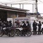 El sitio donde ocurrió el crimen estaba custodiado por policías.