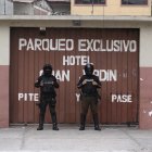 Policías custodiaban las puertas del hotel donde ocurrió el asesinato.