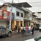 Agentes policiales levantaron el cuerpo del guía carcelario que fue cubierto con una sábana blanca.