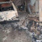 En la vivienda donde se cometió el triple crimen también quemaron una motocicleta y un vehículo.