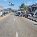 El cuerpo del motorizado quedó sobre la calzada.