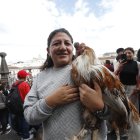Karina Suárez, junto a su gallo Pucho, ha asistido cuatro años consecutivos a este evento.