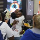 Ella abrazó a su madre apenas cruzó la puerta de arribos internacionales.