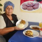 Teodora, propietaria del negocio, atiende cada mañana a los universitarios.