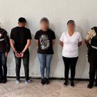 Agentes de la Policía Judicial muestran a tres de los detenidos durante los operativos en Ambato.