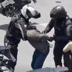 El momento en que uno de los detenidos fue llevado a la Comandancia de Cuenca.