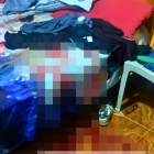 Manchas de sangre por el piso y la cama principal revelaban la brutalidad del acto.