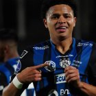 El jugador de Independiente del Valle Patrik Mercado (d) es una de las figuras de la LigaPro