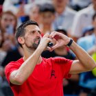 Novak Djokovic celebra tras vencer al belga Zizou Bergs (6-3 y 7-5)EFE
