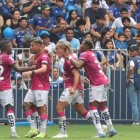 El delantero Claudio Spinelli (c) es otra de las figuras del campeonato nacional