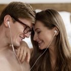 Oír música en la intimidad es aconsejable para salir de la monotonía.