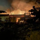 El incendio destruyó por completo una vivienda y provocó las explosiones de cilindros de gas. Bomberos atendieron la emergencia.