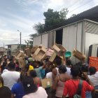 Decenas de personas con cartones intentan recibir los pollitos que fueron repartidos la mañana de este viernes en la parroquia San Mateo.