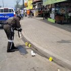 Policías levantan evidencias luego del crimen.