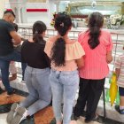 Fieles arrodillados contemplan y oran a Santa Narcisa de Jesús en su santuario.