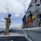 En una lancha guardacostas de la Armada del Ecuador fueron rescatados los náufragos