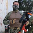 Militar sostiene una VKS, la cual fue presentada como no letal.