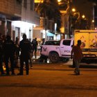 Agentes policiales acudieron al sitio para recabar indicios y retirar el cuerpo.