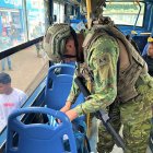 Reanudan el transporte urbano en La Libertad con resguardo policial y militar