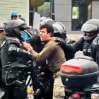 El joven forcejea con los policías para no ser detenido arbitrariamente.