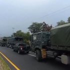 Más de 100 vehículos del Gobierno recorren las vías despejadas para llegar a comunidades afectadas