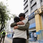 Camilo se abrazó con una amiga cuando salió de la Unidad de Flagrancia.