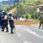Los bloqueos persisten en la vía Loja-Cuenca, por el paro nacional.