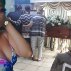 Los restos de Wendy González son velados en la sala de su domicilio, ubicado en las calles 18 y Chambers. Sus tías rodean su ataúd en silencio.