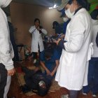 Algunos heridos son atendidos en esteras.