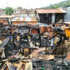 Un voraz incendio consumió seis viviendas y dejó a treinta personas en la calle