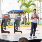 El presidente de la República, Daniel Noboa, en la entrega de los motores para los pescadores