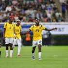 AME8147. GUADALAJARA (MÉXICO), 14/10/2025.- Yaimar Abel Medina (c) de Ecuador reacciona este martes, durante un partido amistoso entre la selección de México y Ecuador, en el Estadio Akron, en Guadalajara (México). EFE/ Francisco Guasco