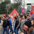 Los manifestantes avanzaron desde el edificio del Instituto Ecuatoriano de Seguridad Social hacia la avenida Patria, en Quito.