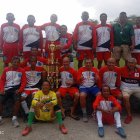 Jugadores de mayor edad se divierten y compiten en el torneo de veteranos.