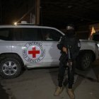 Vehículos de la Cruz Roja participaron en la entrega de los restos en el sur de Gaza.