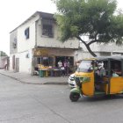 En el sector del Guasmo Sur donde ocurrió el tiroteo, la Policía levantó indicios como armas, prendas y una motocicleta abandonada.