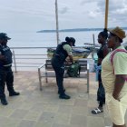 Personal policial realiza operativos en el muelle del cantón Eloy Alfaro, como parte del plan de reforzar la seguridad en la zona y ante la suspensión de las fiestas.