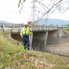 Técnicos realizaron una evaluación de los daños en el puente.