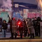 Los policías acorralaron a los estudiantes para lanzar gas lacrimógeno.