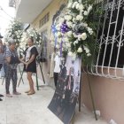 Con pesar, doña Aracely observa la fotografía de su hijo, colocada junto a la ventana donde ella lo esperaba cada día mientras llegaba del trabajo.