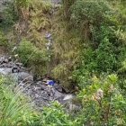 Dentro de esta quebrada de difícil acceso fueron encontradas las tres personas sin vida en la parroquia de Cotaló en el cantón Pelileo.