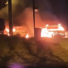 Los vehículos afectados quedaron cubiertos por las llamas.