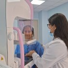 Mujer se atiende con especialistas mastólogos en hospital de Guayaquil.