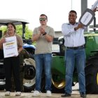 El presidente Daniel Noboa durante la entrega de títulos de propiedad y apoyos a campesinos en Los Ríos.