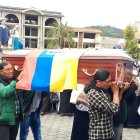 José Guamán fue despedido por sus familiares y amigos en las mismas calles de Imbabura donde recibió un disparo en su cuerpo.