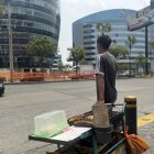 Manuel, como salido de un retrato, se ‘estacionó’ a ver los daños al edificio 100 Business Plaza. Prefiere no caminar junto a él.