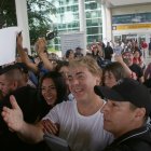 Cristian Castro llegó a Guayaquil y fue recibido por sus fanáticos y reporteros