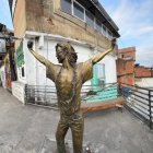 En homenaje al 'Rey del pop' la comunidad erigió una estatua de bronce en tamaño real.
