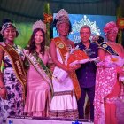 ChatGPT dijo:

Zuleika Flores posa junto a las demás candidatas, la reina de Quinindé y autoridades locales tras su coronación como Reina Afro 2025.