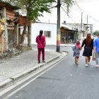 Familiares de Génesis Alcívar Ruiz llegaron a la morgue para retirar su cuerpo. Con profundo dolor contaron que deja tres hijos huérfanos.